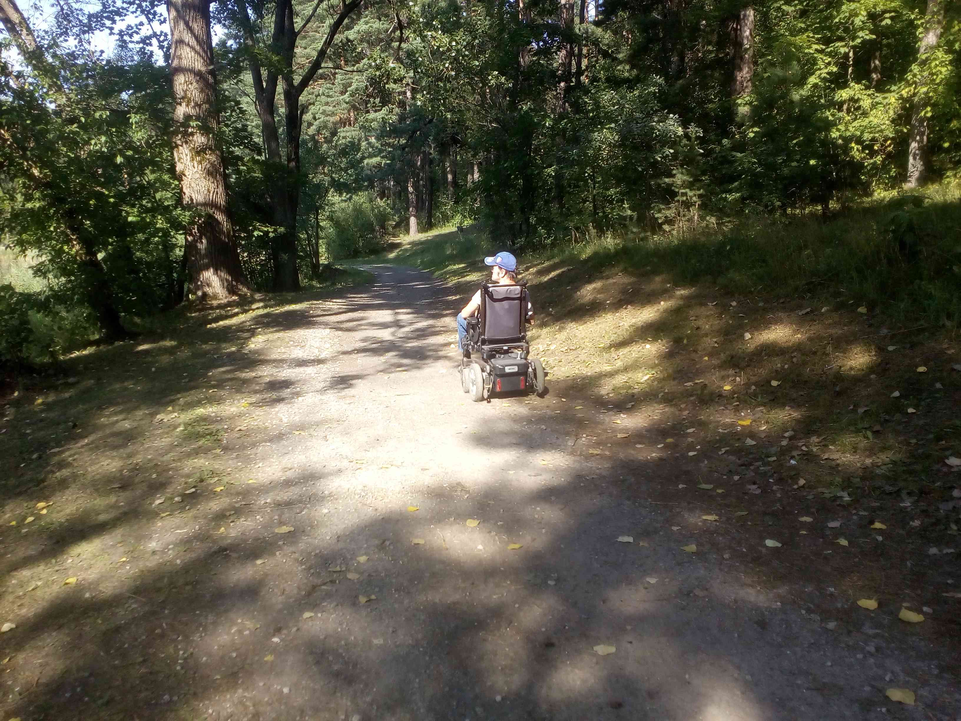 celiņš gar ezeru