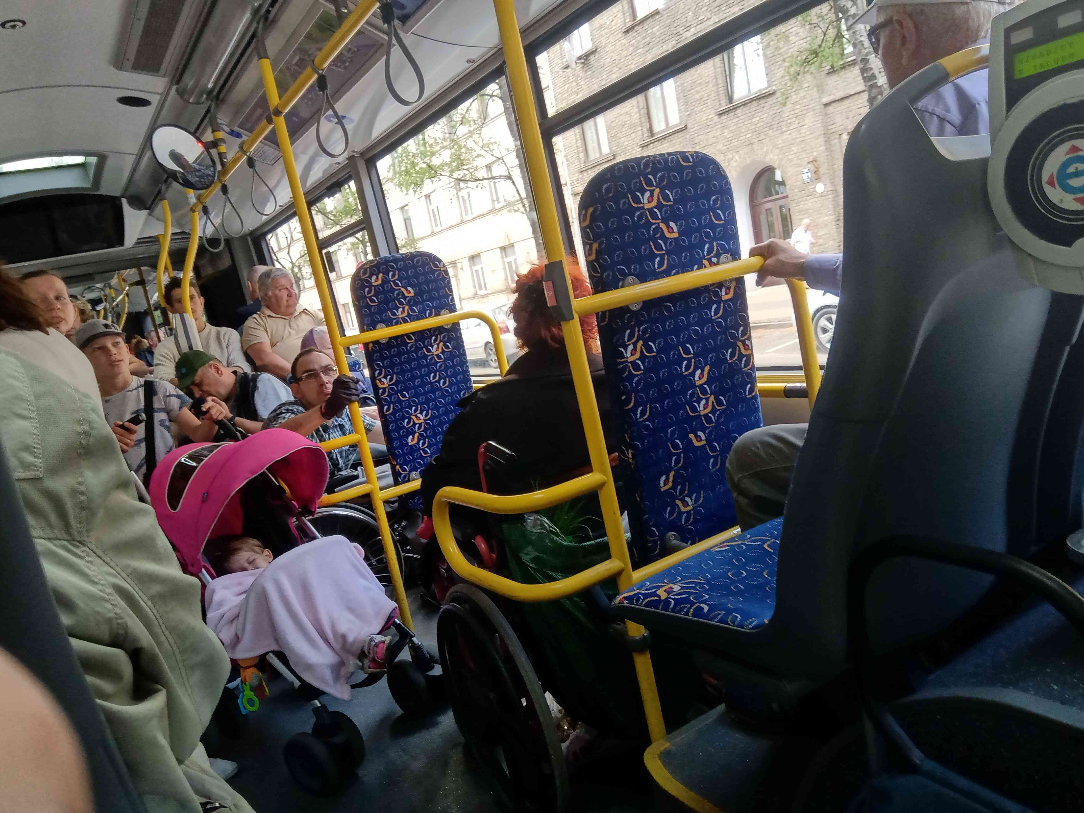 autobusā