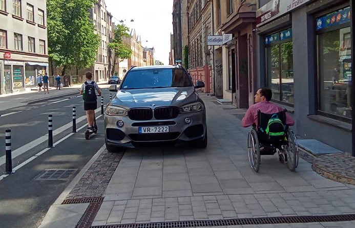 auto uz trotuāra