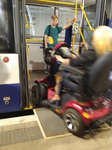 Sieviete ar mobilitātes elektroskūteri iebrauc autobusā