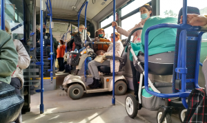 Mobilitētes elektroskūteris un bērnu ratiņi autobusā