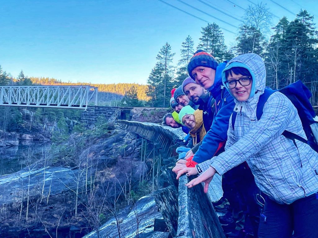 attēlā cilvēki uz kādas takas Norvēģijā