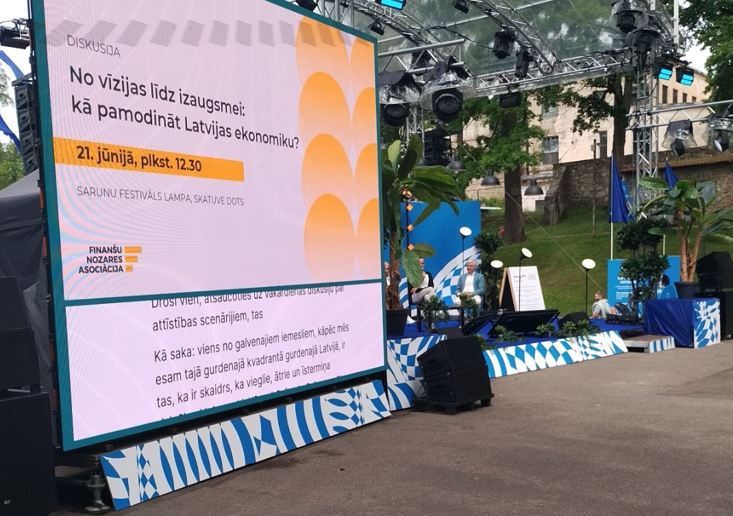 Festivāla lielākā skatuve. Priekšplānā ekrāns, uz kura pašā apakšā ir transkripcija