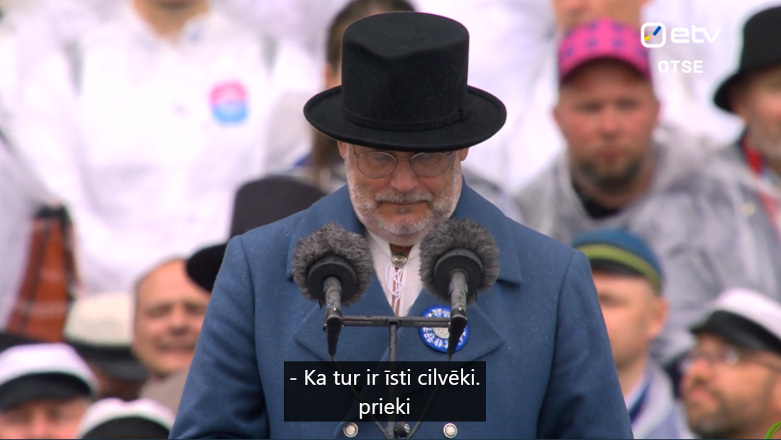 Ekrānā igaunijas prezidents. apakšā titri latviešu valodā