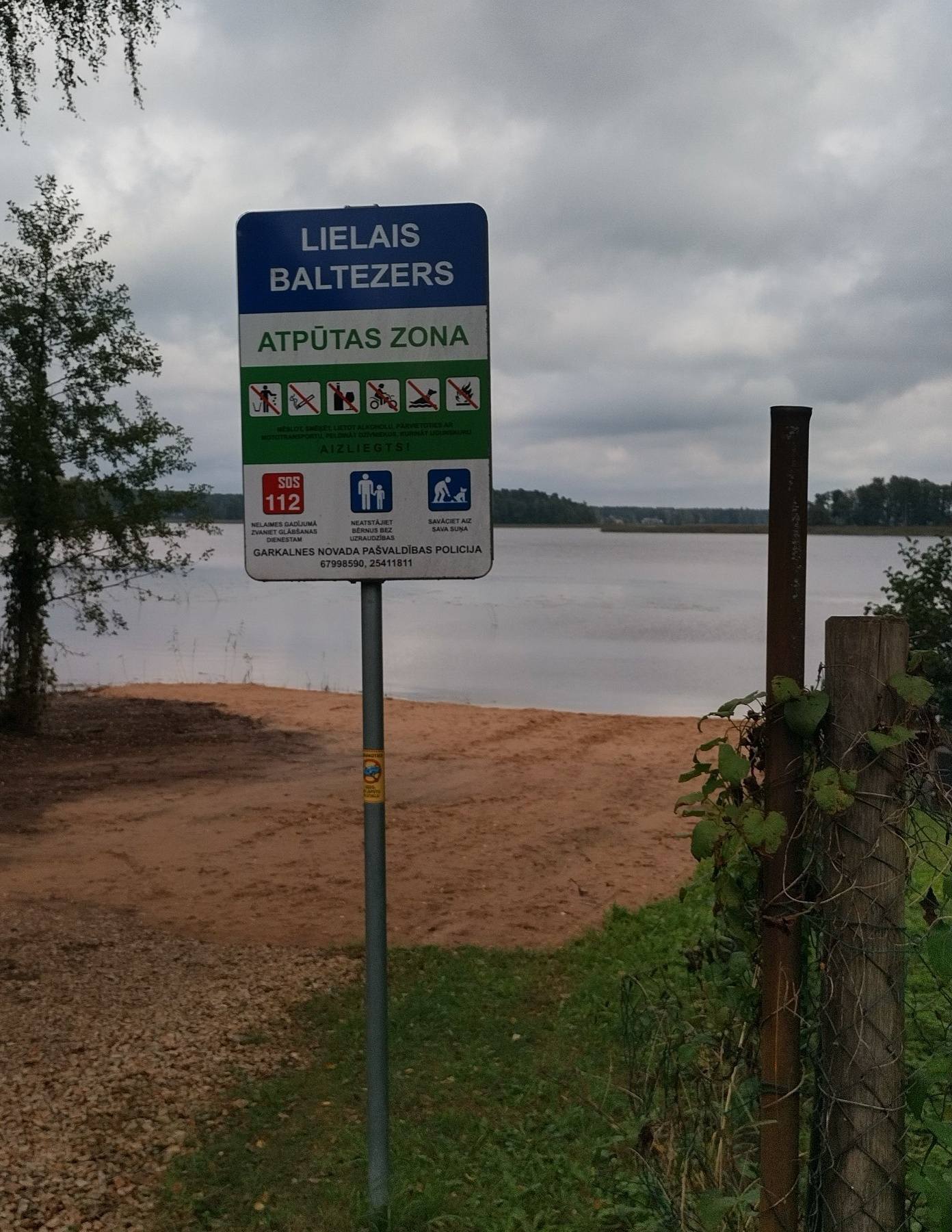 Plakāts ar uzrakstu Lielais Baltezers. Atpūtas zona
