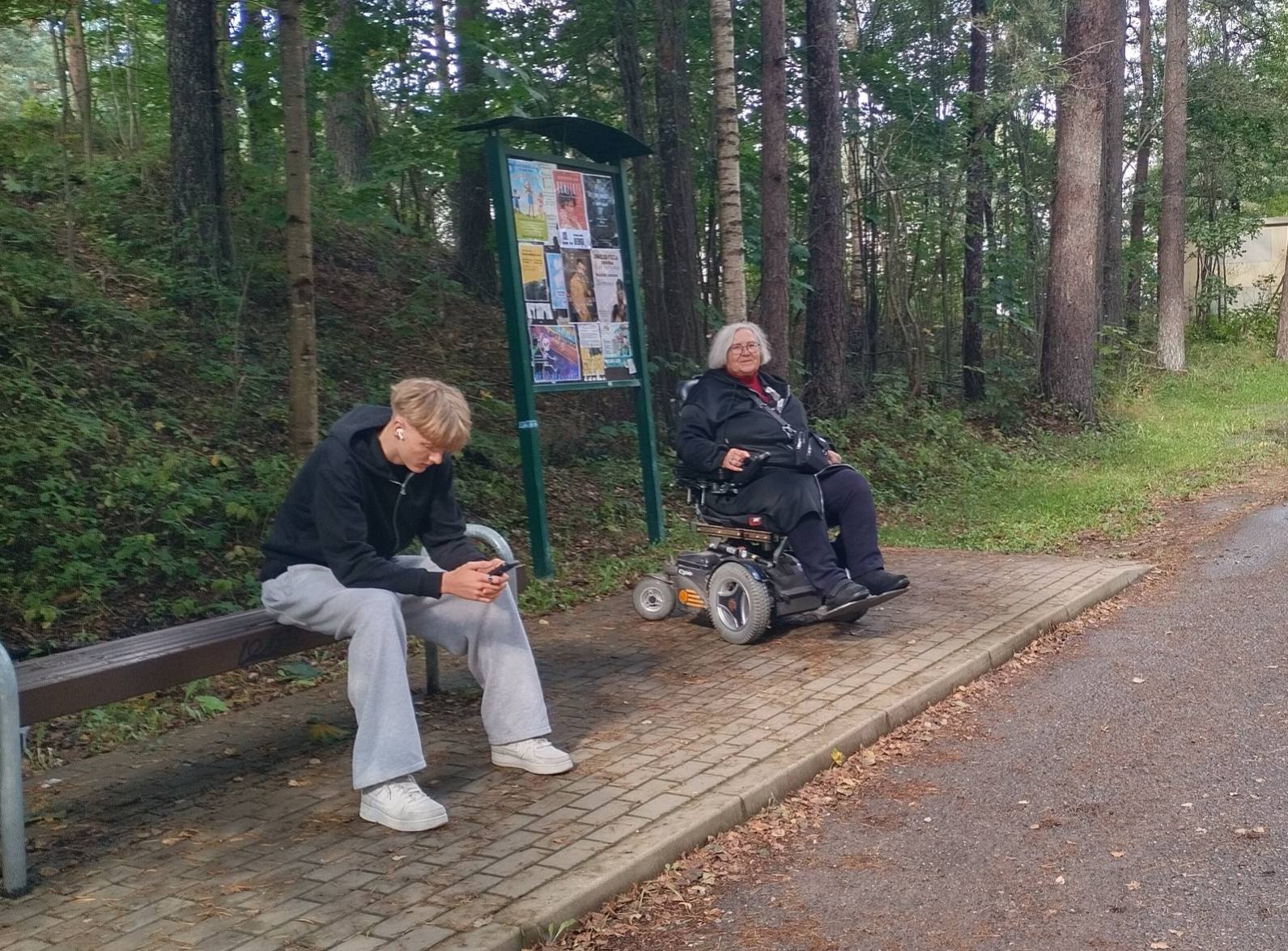 pasažieri autobusa pieturā mežā