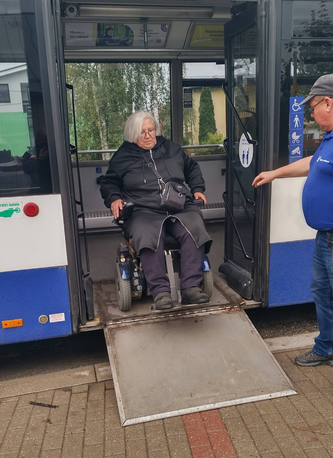 Rita izbrauc no autobusa