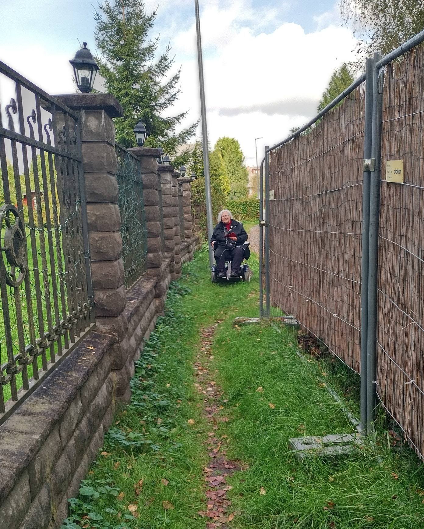 Šaura taciņa starp diviem žogiem