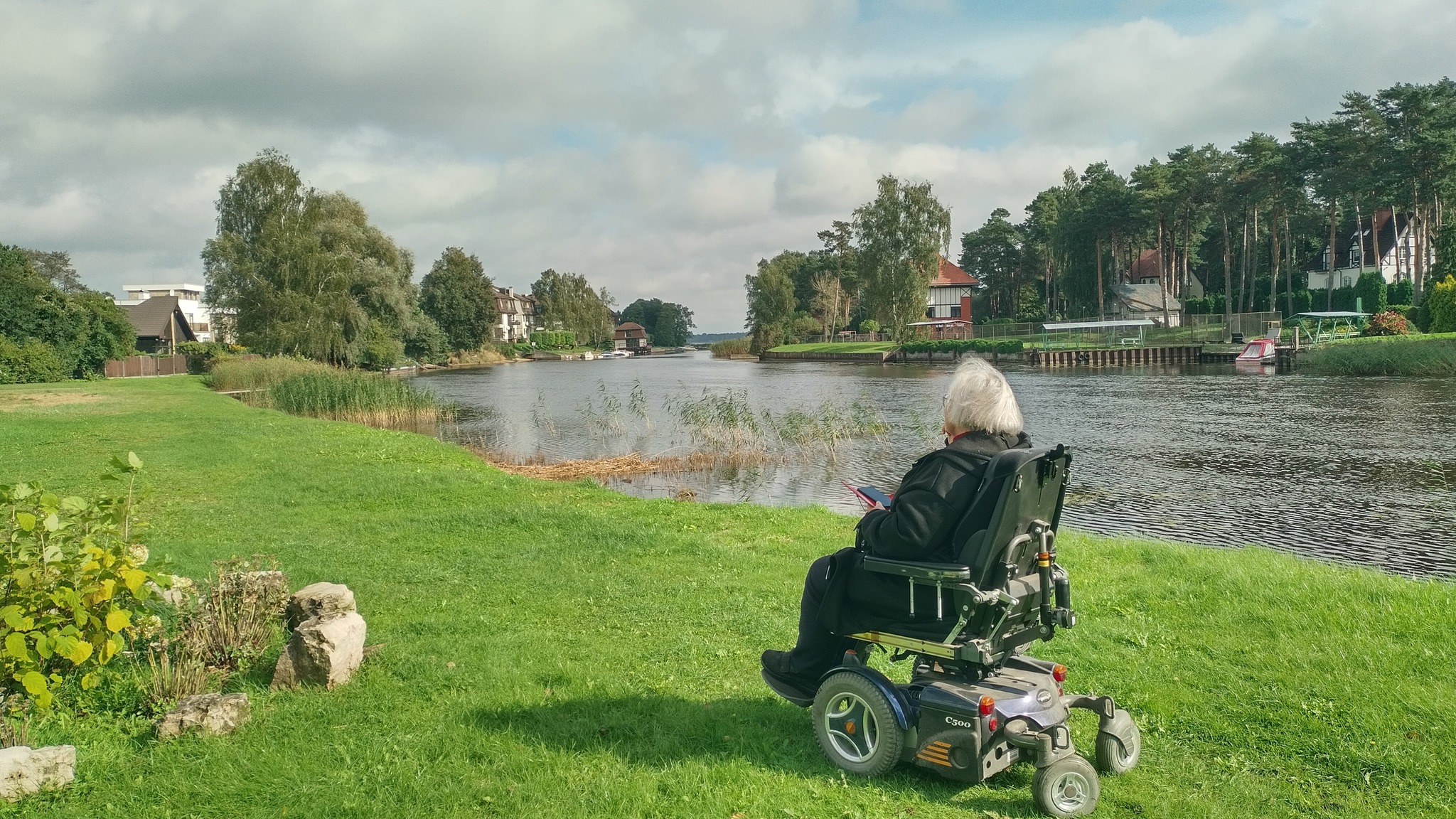 Rita kārtīgi nopļautā zālājā pie kanāla