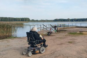 Laukumiņš pie ezera Pāles ielas galā