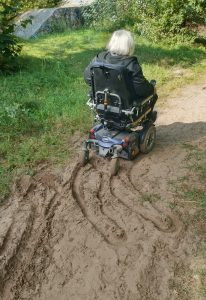 Ritas ratiņkrēsls iebraucis smiltīs