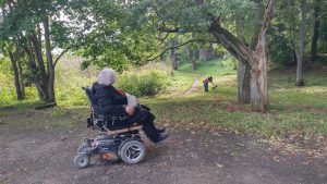 Rita skatās uz šauru taciņu