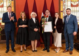 Ivars Balodis fotogrāfijā kopā ar Saiemas prezidija pārstāvjie,