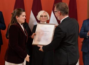 Ivars Balodis saņemot atzinību no Saeimas Prezidija Mieriņas kundzes un Ņenaševas kundze