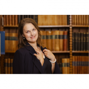 Fotogrāfijā Gunta Bērziņa ar melnu žaketi un smaida uz kameru