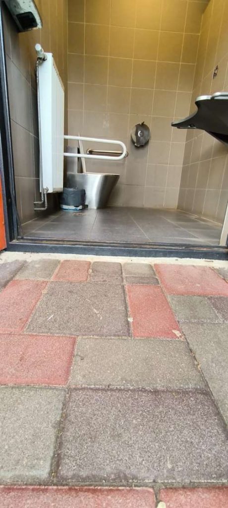 Publiskās tualetes slieksnis