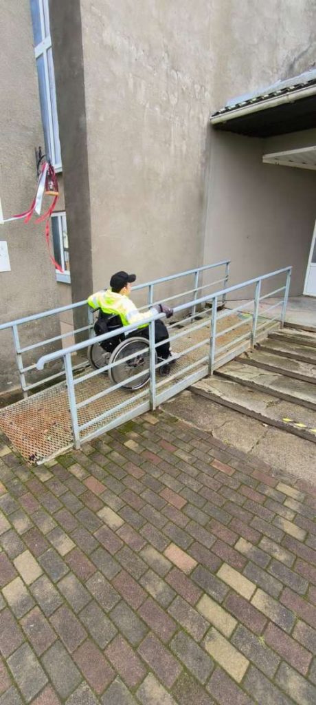 Voldemārs Lapa uz uzbrauktuves, kurām ir margas pie neredzīgo biedrības