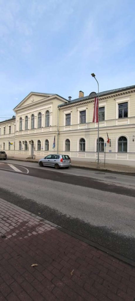 Jēkabpils pašvadības 2 stāvu ēka gaišā krāsā