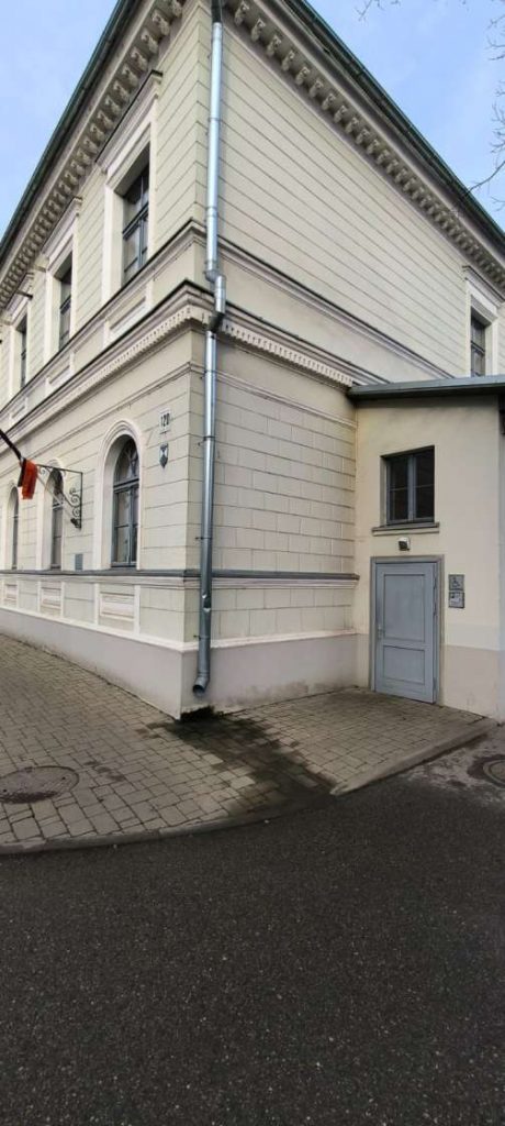 Maza piebūve ar pelēkām durvīm