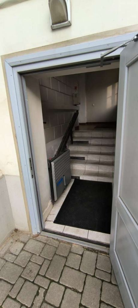 Pacēlājs ratiņkrēsla lietotājiem