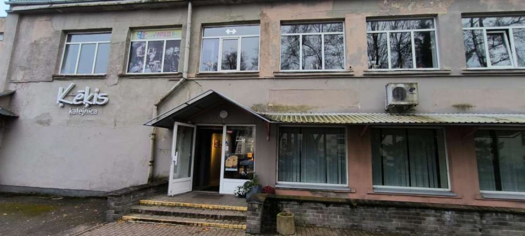Kafejnīcas "Ķēķis" 2 stāvu pelēcīga ēka