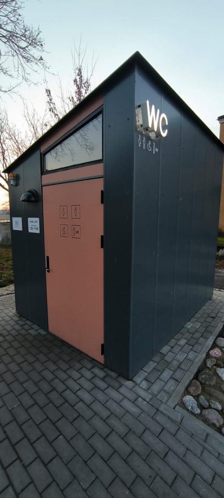 Krustpils publiskā tualete tumšās krāsās