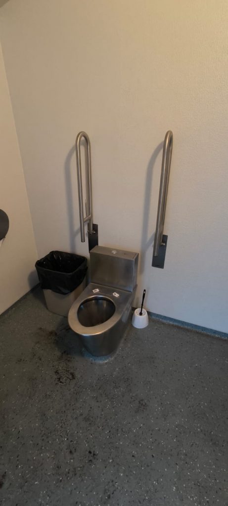 Publiskās tualetes dzelzs pods ar 2 rokturiem