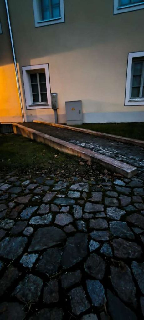 No bruģīšiem izveidota uzbrauktuve pie Krustpils pils