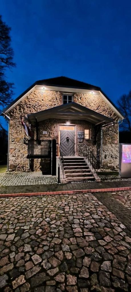 Apmeklētāju centra ēka ar trepēm un pacēlāju