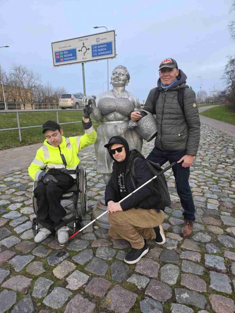 A-komandas selfijs pie skulptūras "Labsajūta"