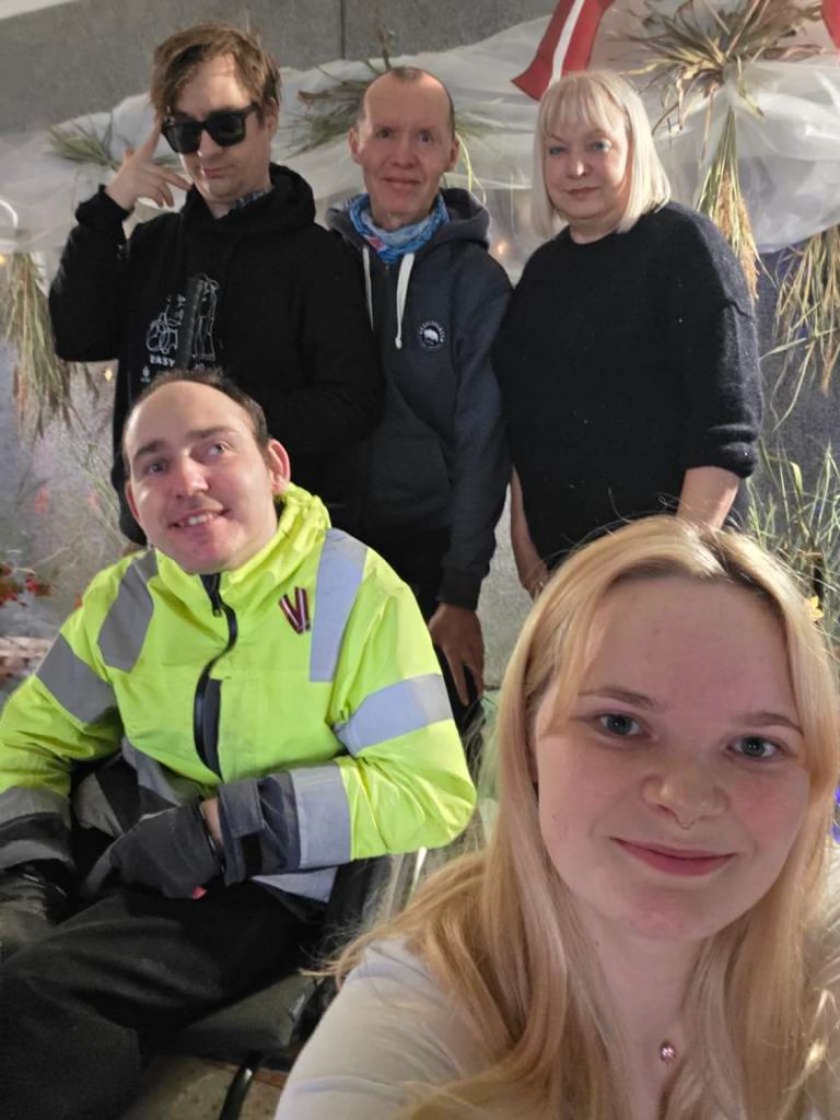 A-komandas selfijs neredzīgo biedrībā ar Aiju Eglīti