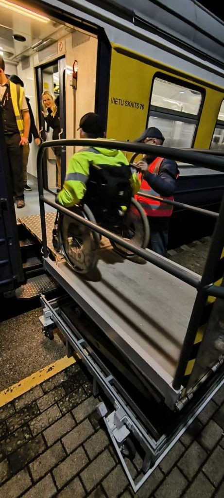 Voldemārs Lapa tiek iekšā dzelteni zilas krāsas vilcienā