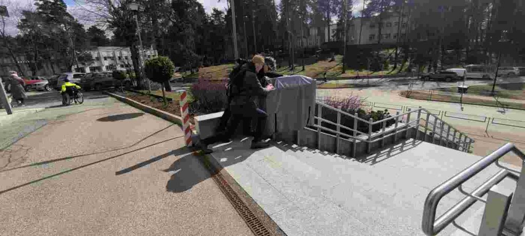 Ritvars ar Reini cenšas iedarbināt pelēkas krāsas pacēlāju