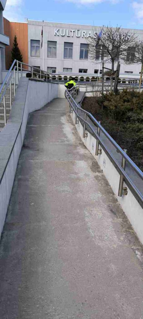 Pelēkas krāsas ļoti gara uzbrauktuve ar margām