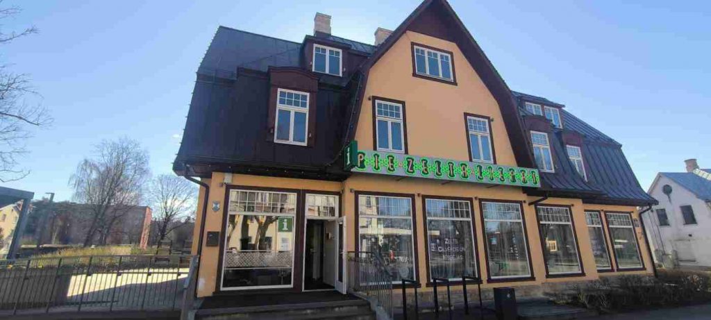 Kafejnīcas ēk ir divstāvīga dzeltenā krāsā, uzraksti ietverti zaļā neona gaismā