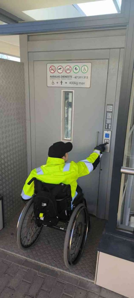 Voldem;ars pie pelēkas krāsas pacēlāja durvīm