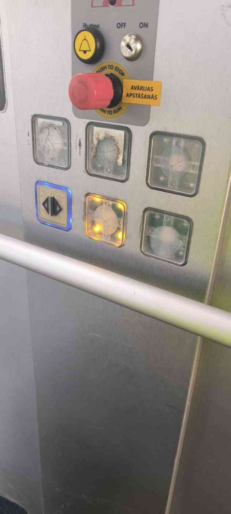 Pacēlājā 6 pogas un visas nodilušas