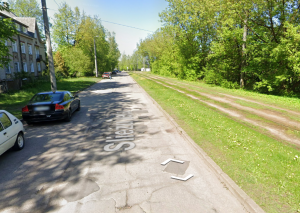Sliežu iela bez ietves. Gājēji ieminuši taciņas starp tramvaja sliedēm.