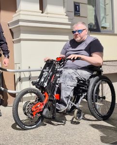 Ratiņkrēsls ar pieliekamu elektroriteni