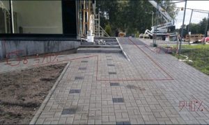 Aplami projektēta uzbrauktuve pie tirdzniecības centra "Augusts"