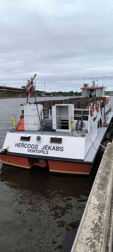 Kuģītis Ventas upes kanālā pietauvojies. Uzraksts uz kuģa Hercogs Jēkabs Ventspils