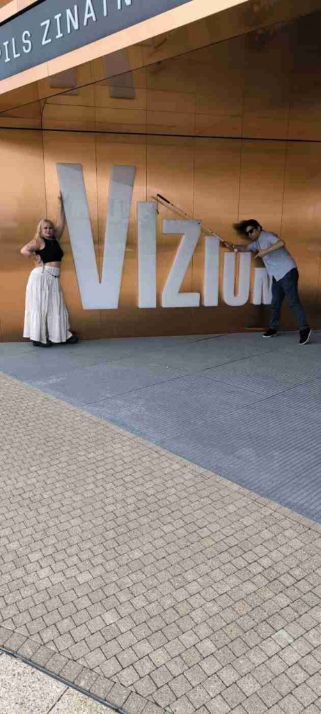 Daira un Reinis pie uzraksta Vizium