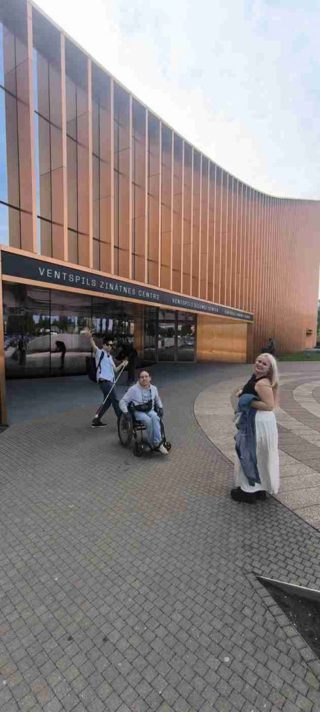 3 jaunieši pie Vizium centra