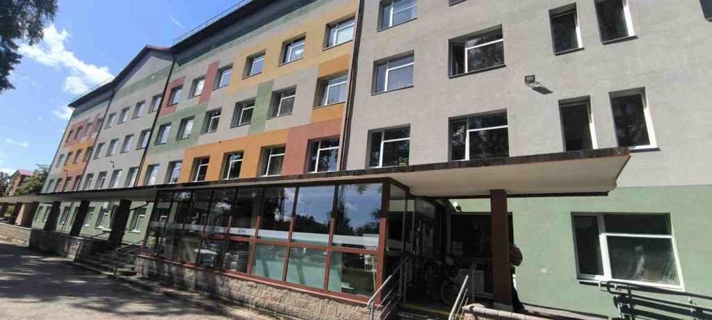 4 stāvu daudzkrāsaina ēka ar aizstiklotu verandu